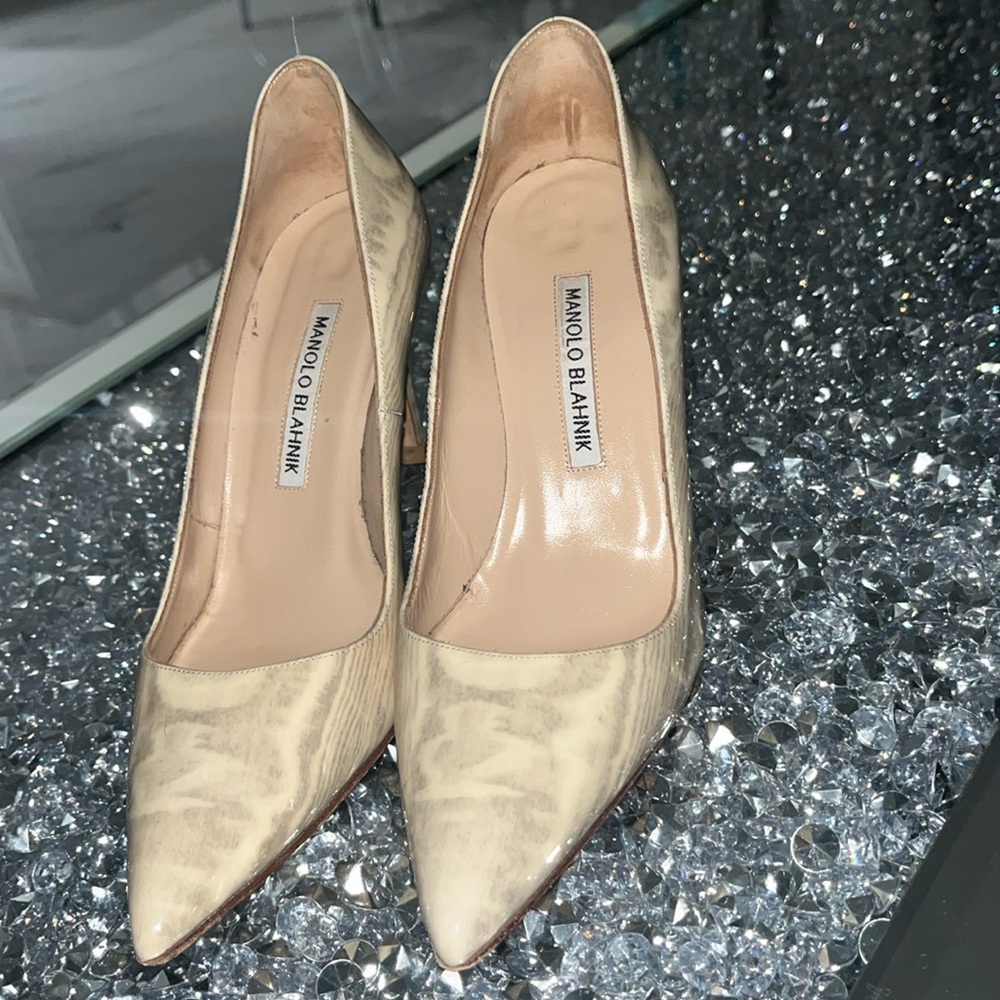 Manolo Blahnik Wood grain patent bb pump.